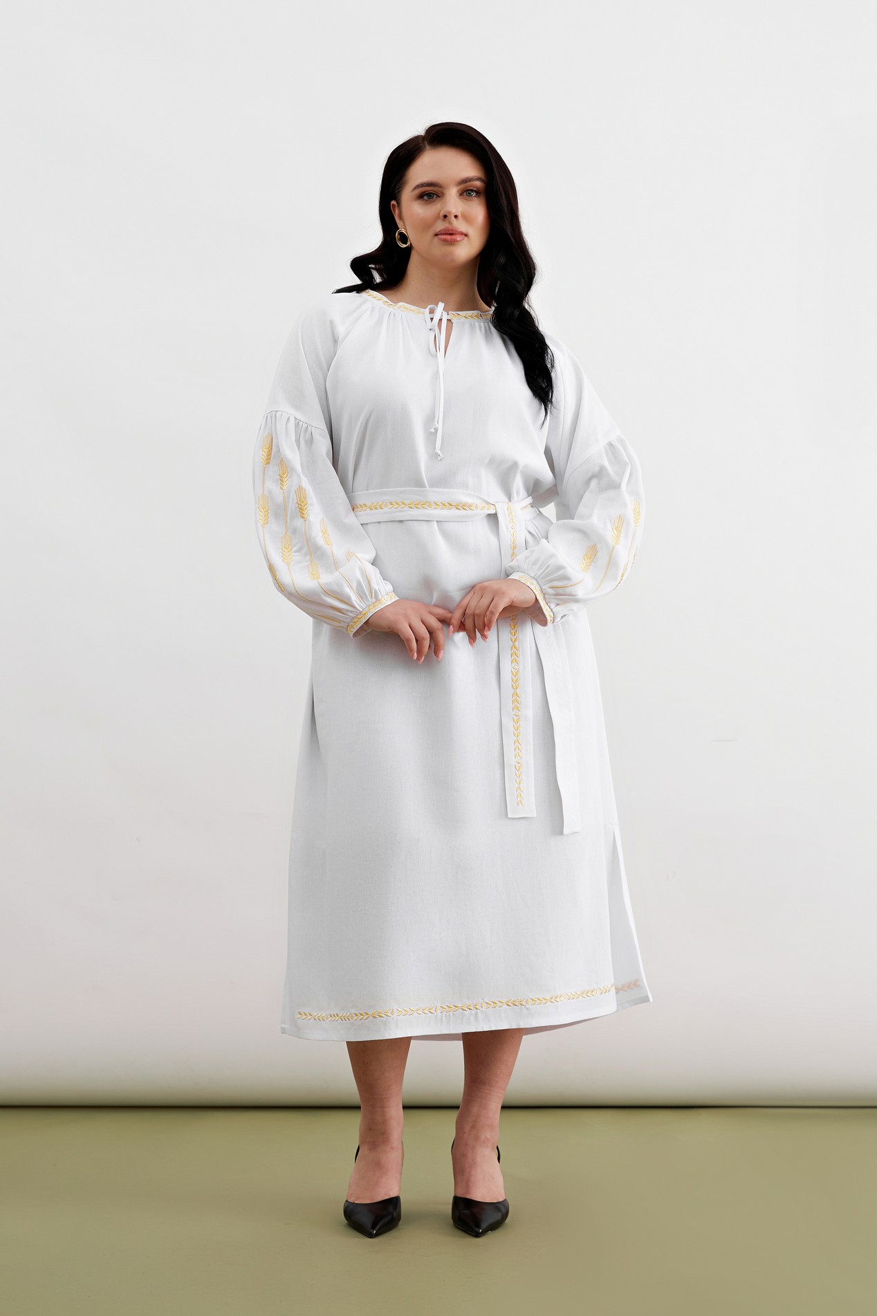 

Вишита біла сукня з золотими колосками великий розмір, P015952