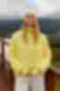 Вязаный свитер с горловиной желтый