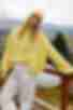 В`язаний светр з горловиною жовтий