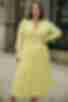 Платье на запах плиссе миди костюмная ткань лимонное большой размер
