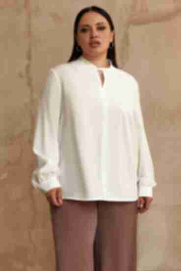 Блуза з коміром-стійкою молочна великий розмір