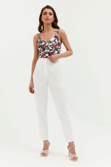 Women's milky tapered trousers made of suiting fabric