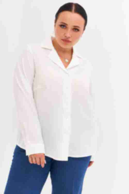 Белая прямая блузка с воротником большой размер