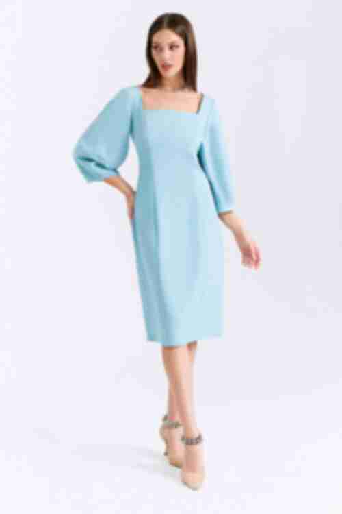 Платье с квадратным вырезом миди костюмная ткань голубое