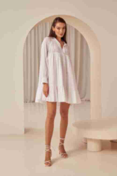 Молочное ярусное мини платье из батиста