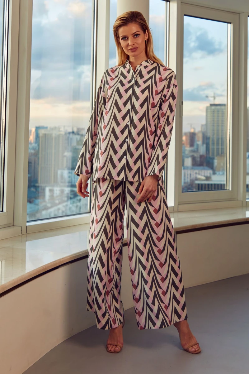 Pink staple cotton suit with blouse and palazzo trousers with designer print