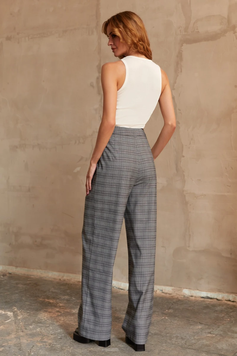 Gray straight trousers made suiting fabric in black checks