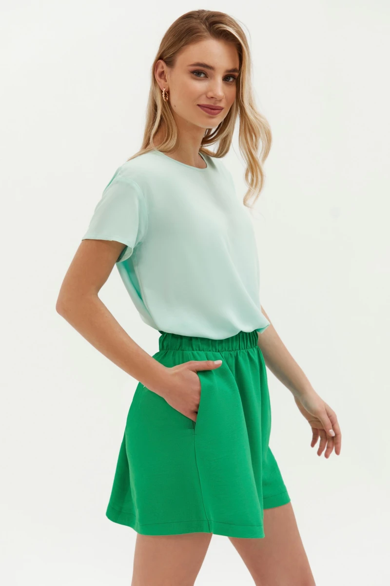 Emerald shorts made of crushed viscose