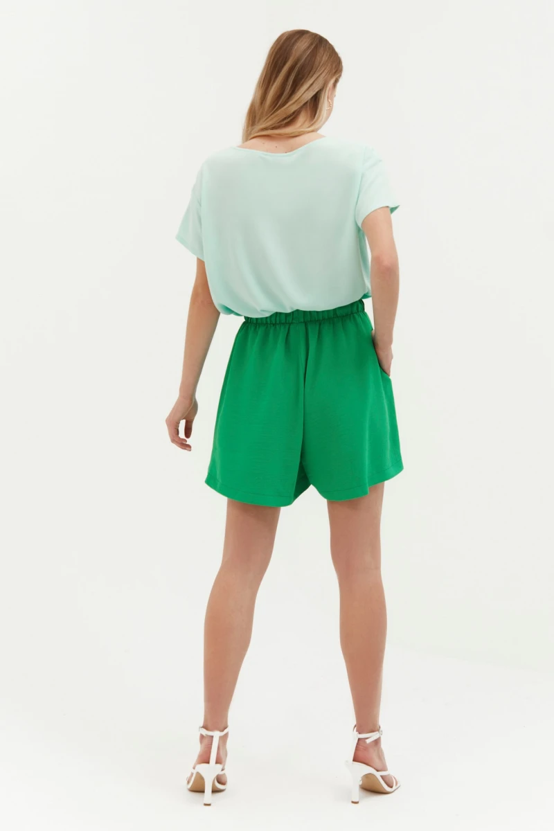 Emerald shorts made of crushed viscose