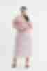 Сукня міді з вирізом штучний шовк принт на пудровому великий розмір