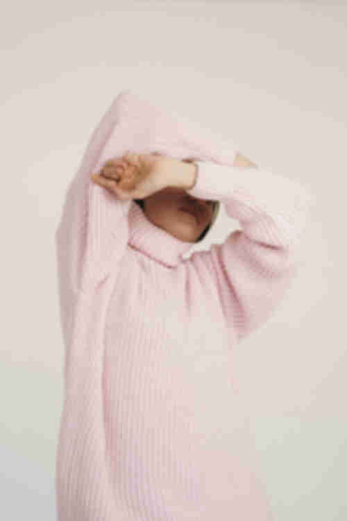 Вязаный свитер с горловиной нежно-розовый