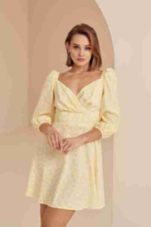 Платье мини софт молочные цветы на желтом