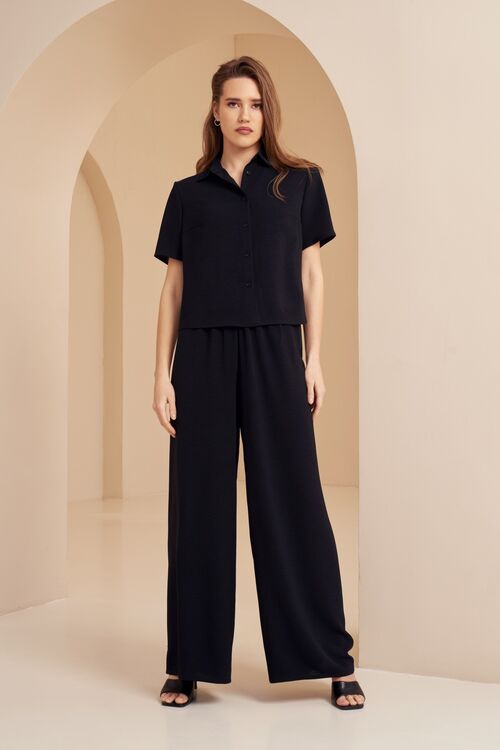 Black crushed viscose suit with short-sleeved blouse and trousers