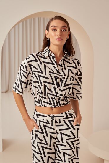 Milky cropped linen shirt with an elastic band in designer print