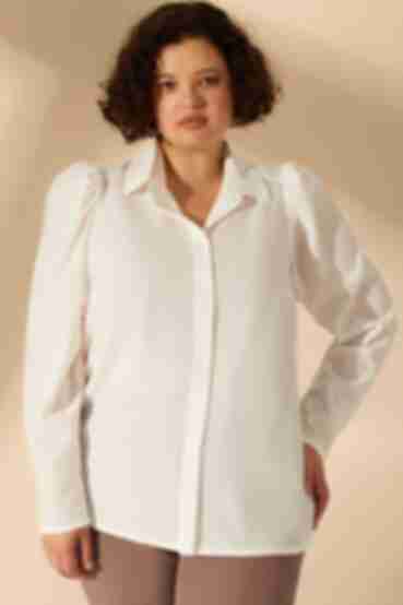 Блуза з об'ємними рукавами софт молочна великий розмір