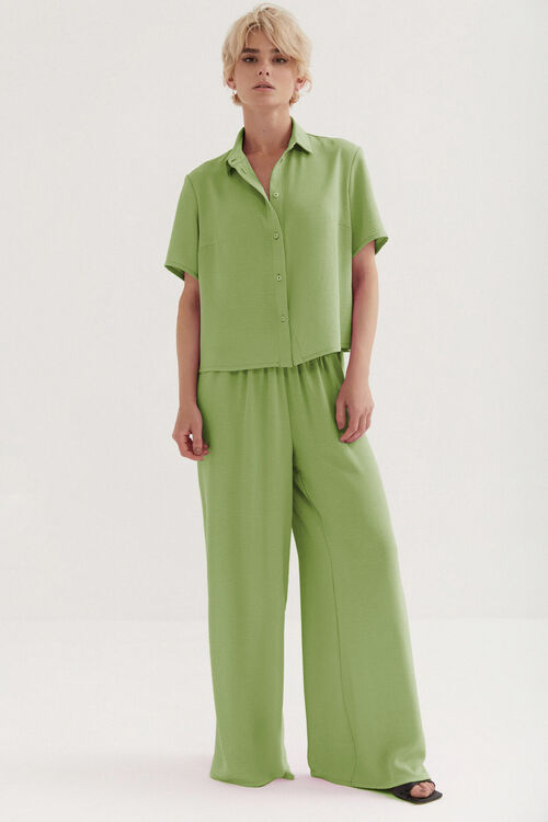 Grass green crushed viscose suit with blouse with short sleeves and trousers