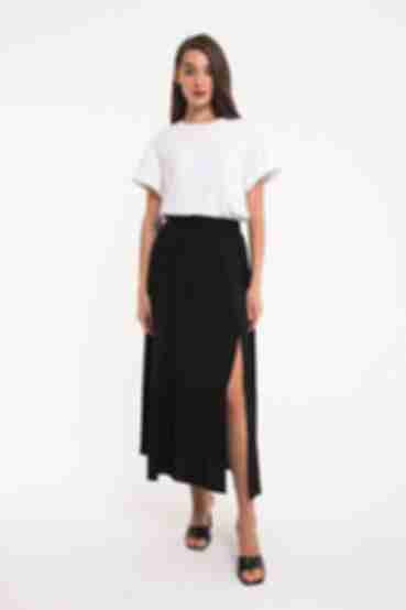Black midaxi skirt made of dense staple cotton