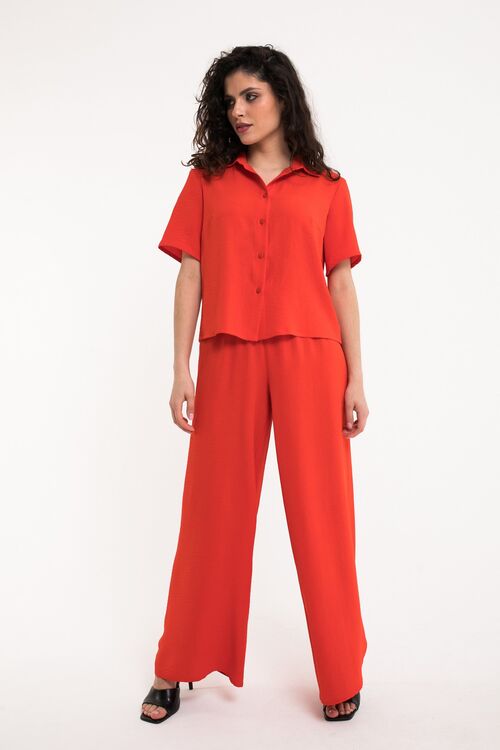 Red crushed viscose suit with blouse with short sleeves and palazzo trousers