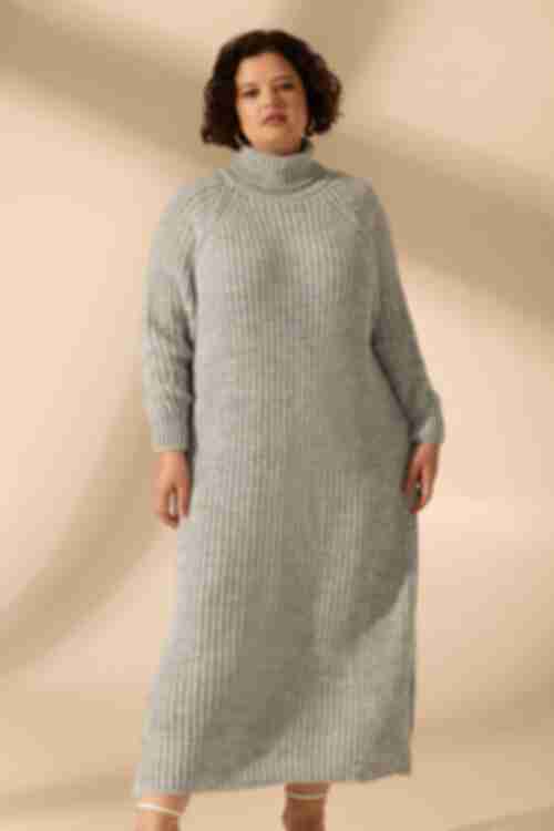 Вязаное платье макси серое большой размер