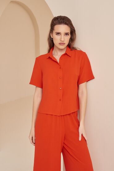 Red crushed viscose suit with short-sleeved blouse and trousers