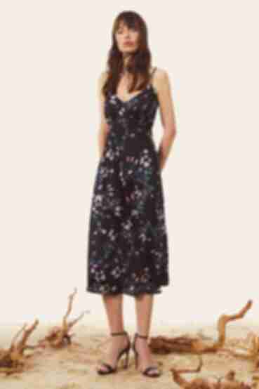 Dress-combination with a slit midi artificial silk print on black