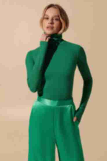 Emerald turtleneck made of ribbed knitted fabric
