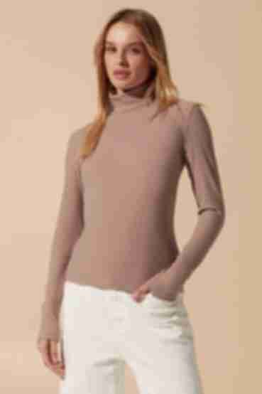 Mocha turtleneck made of ribbed knitted fabric