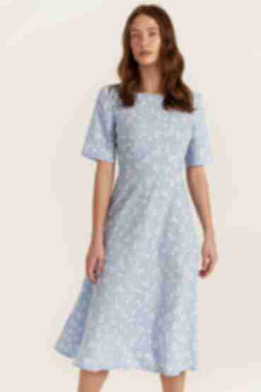 Платье с юбкой трапеция миди софт молочные цветы на голубом