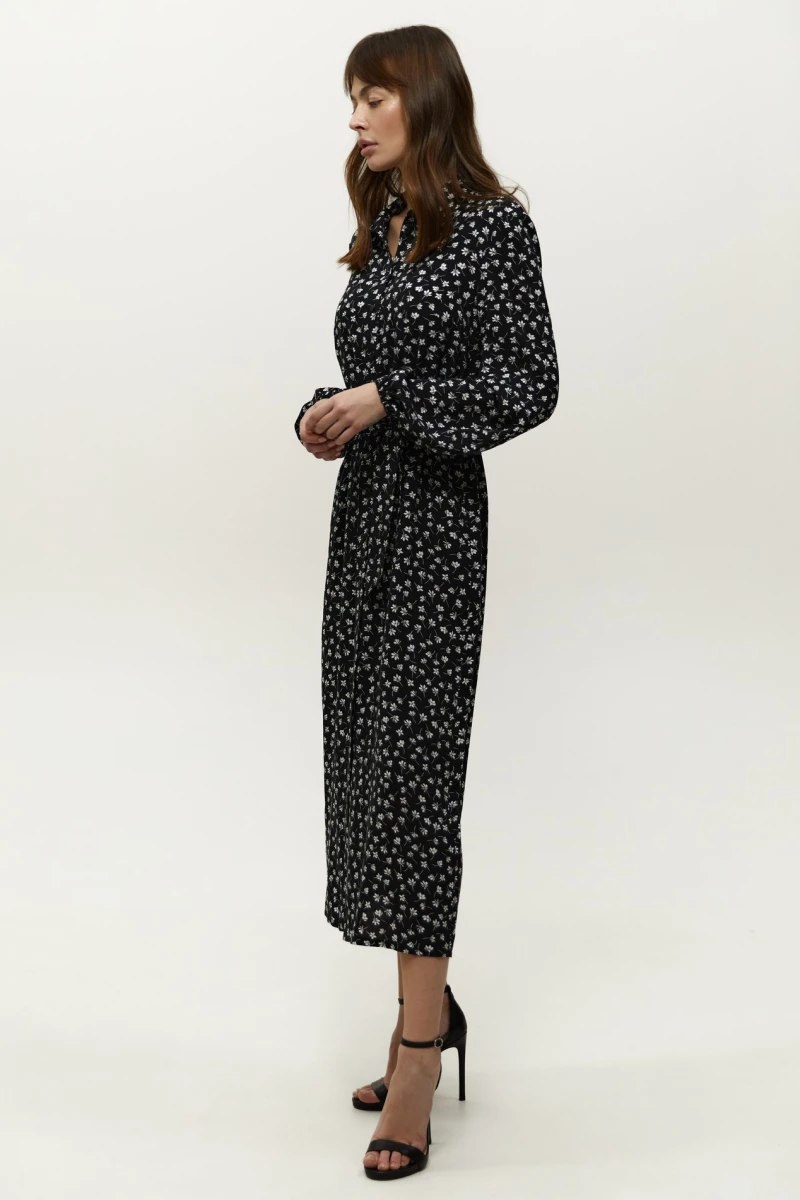 Black long-sleeved shirt dress made of staple cotton in milky flowers
