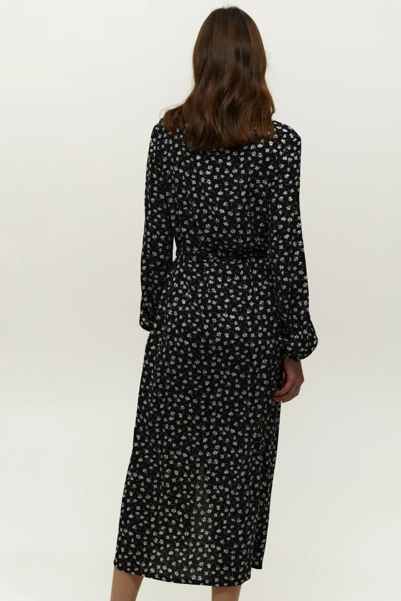 Black long-sleeved shirt dress made of staple cotton in milky flowers