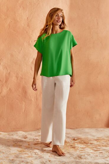 Bright green T-shirt made of staple cotton