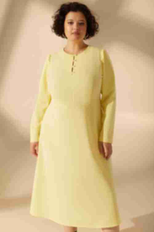 Платье миди с подрезом на талии костюмная ткань лимонное большой размер