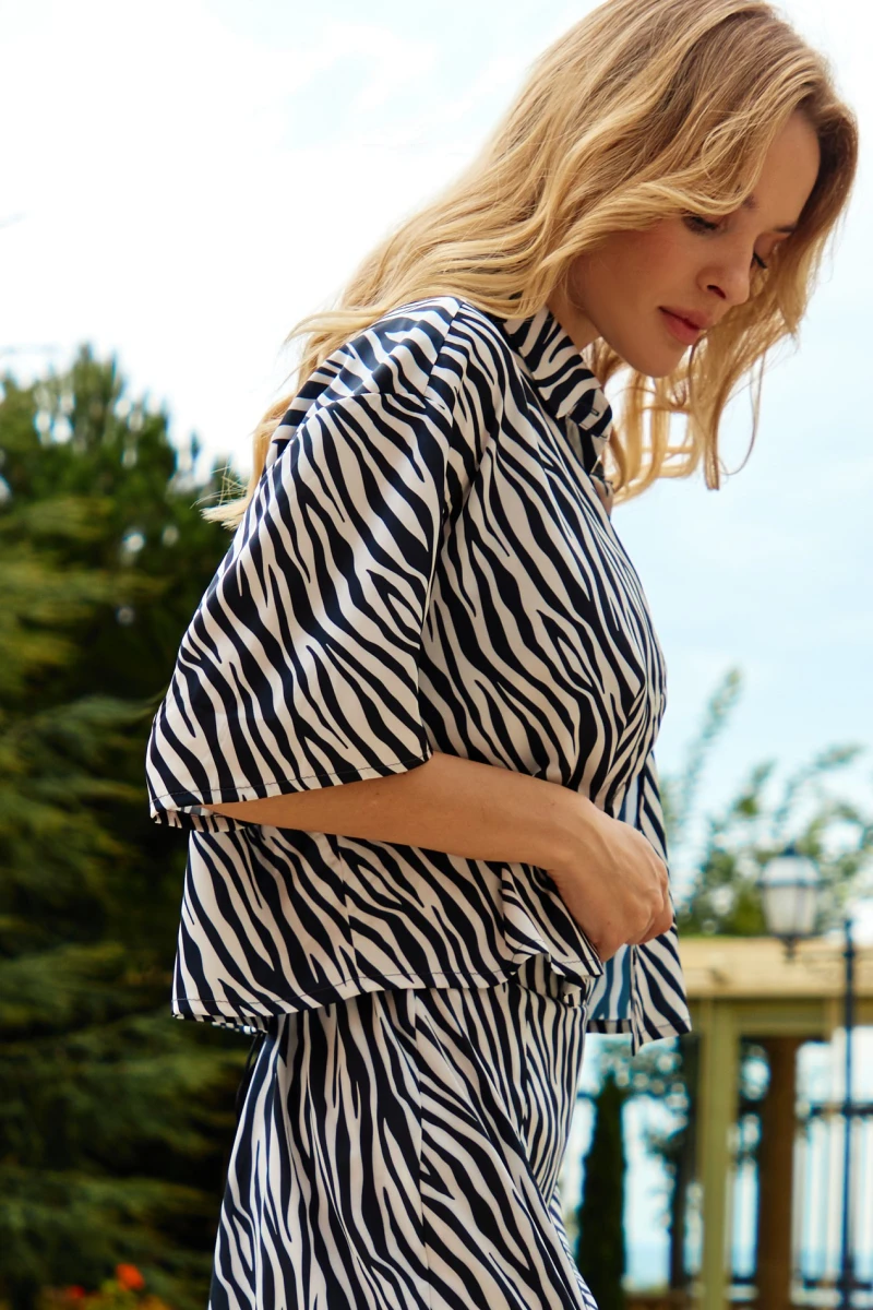 Cropped shirt with zebra print