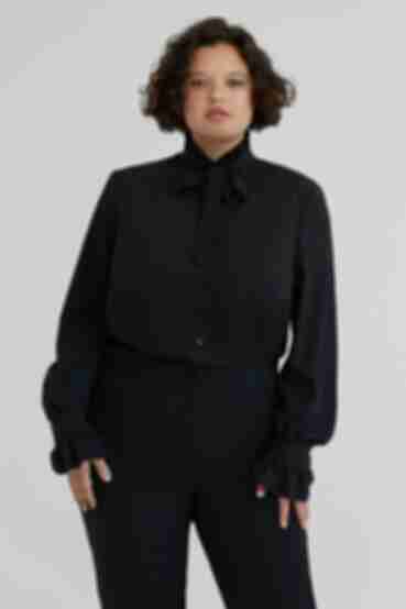 Блуза с воротником-стойкой софт черная большой размер