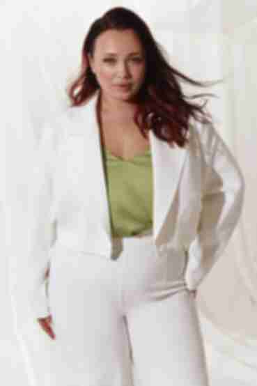 Milky cropped jacket made of suiting fabric plus size
