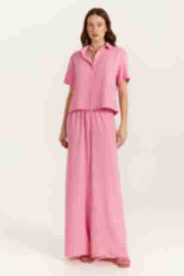 Pink palazzo suit with short-sleeved blouse and trousers made of crushed viscose