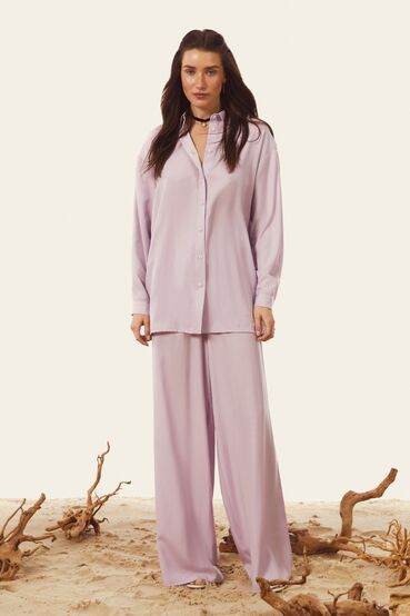 Lilac suit with shirt and trousers made of polished staple cotton