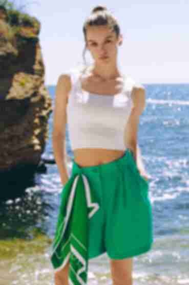 Bermuda shorts with a pinch of linen are green