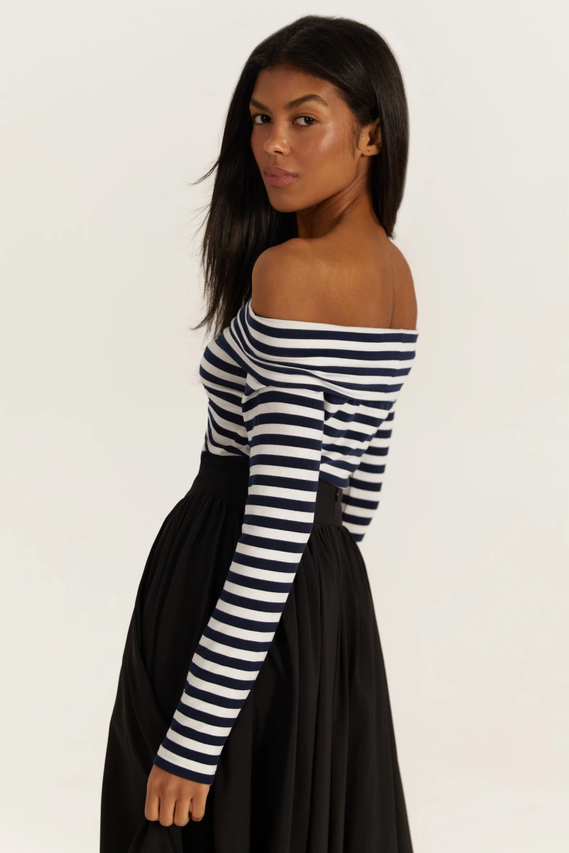 Off-shoulder longsleeve in dark blue and milky stripes