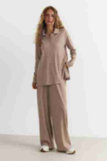 Polo suit with long sleeves and trousers knitted with a ribbed beige