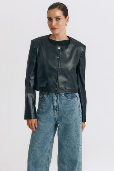 Black cropped oversize jacket made of suiting fabric