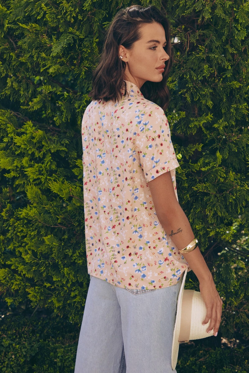Blouse with short sleeves staple field green flowers on powder