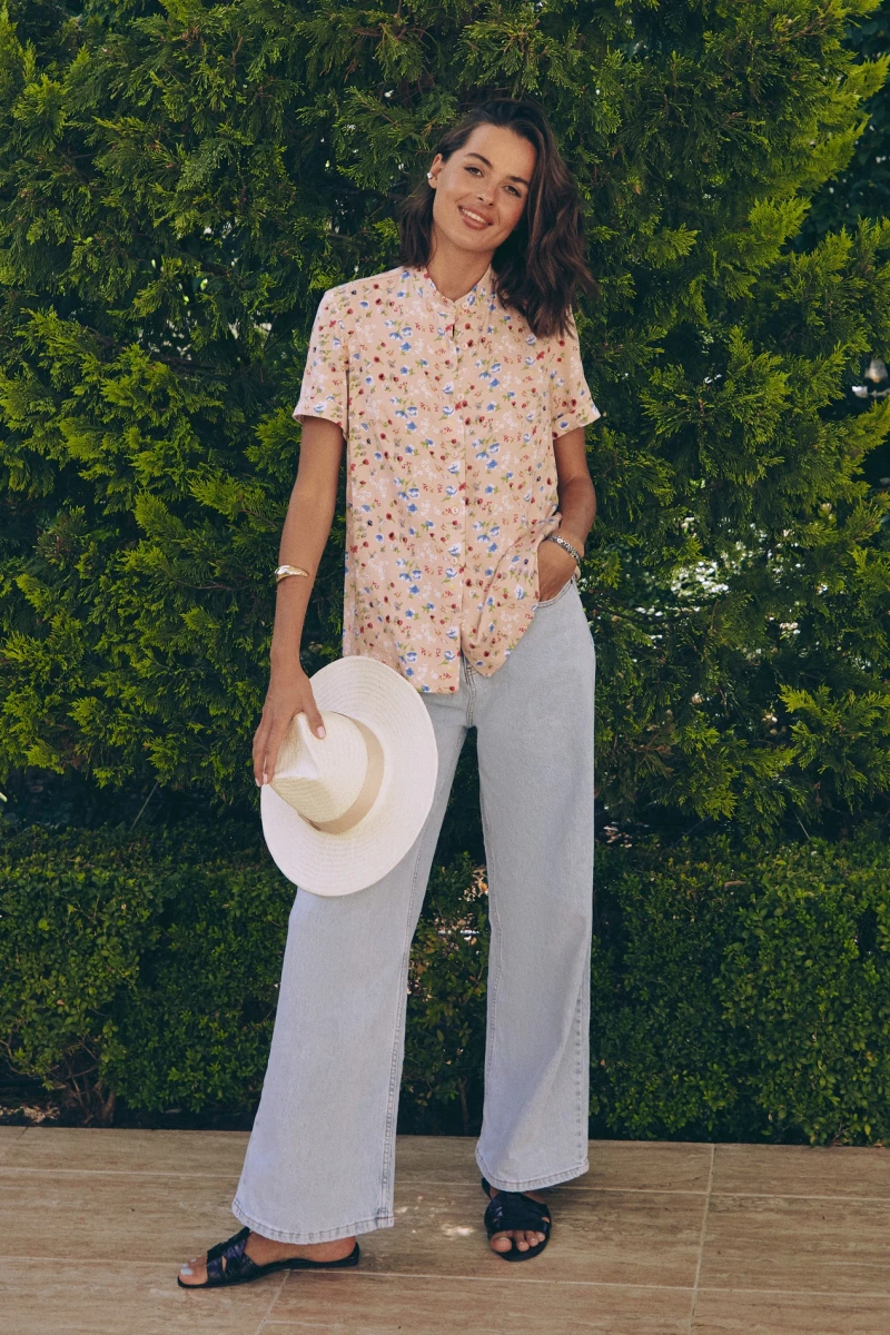 Blouse with short sleeves staple field green flowers on powder