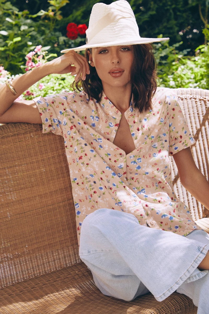 Blouse with short sleeves staple field green flowers on powder