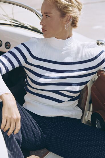 Golf knitted blue stripe on milk #2