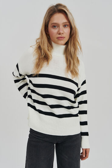 Sweater knitted with a black stripe neck on milk