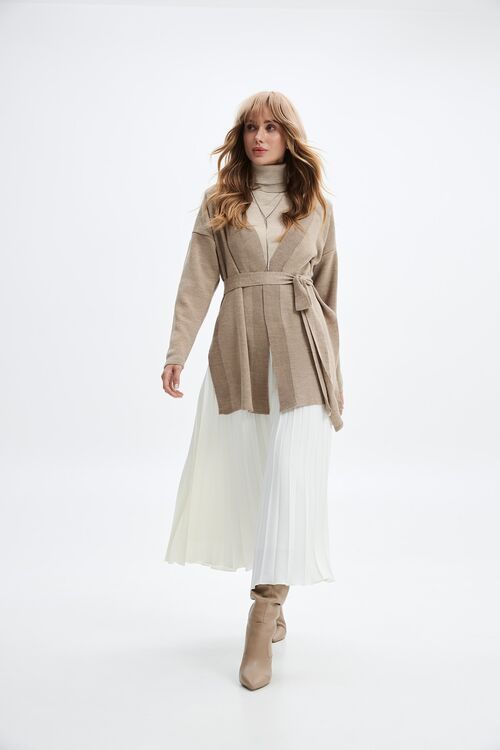 Long beige knitted cardigan with slits