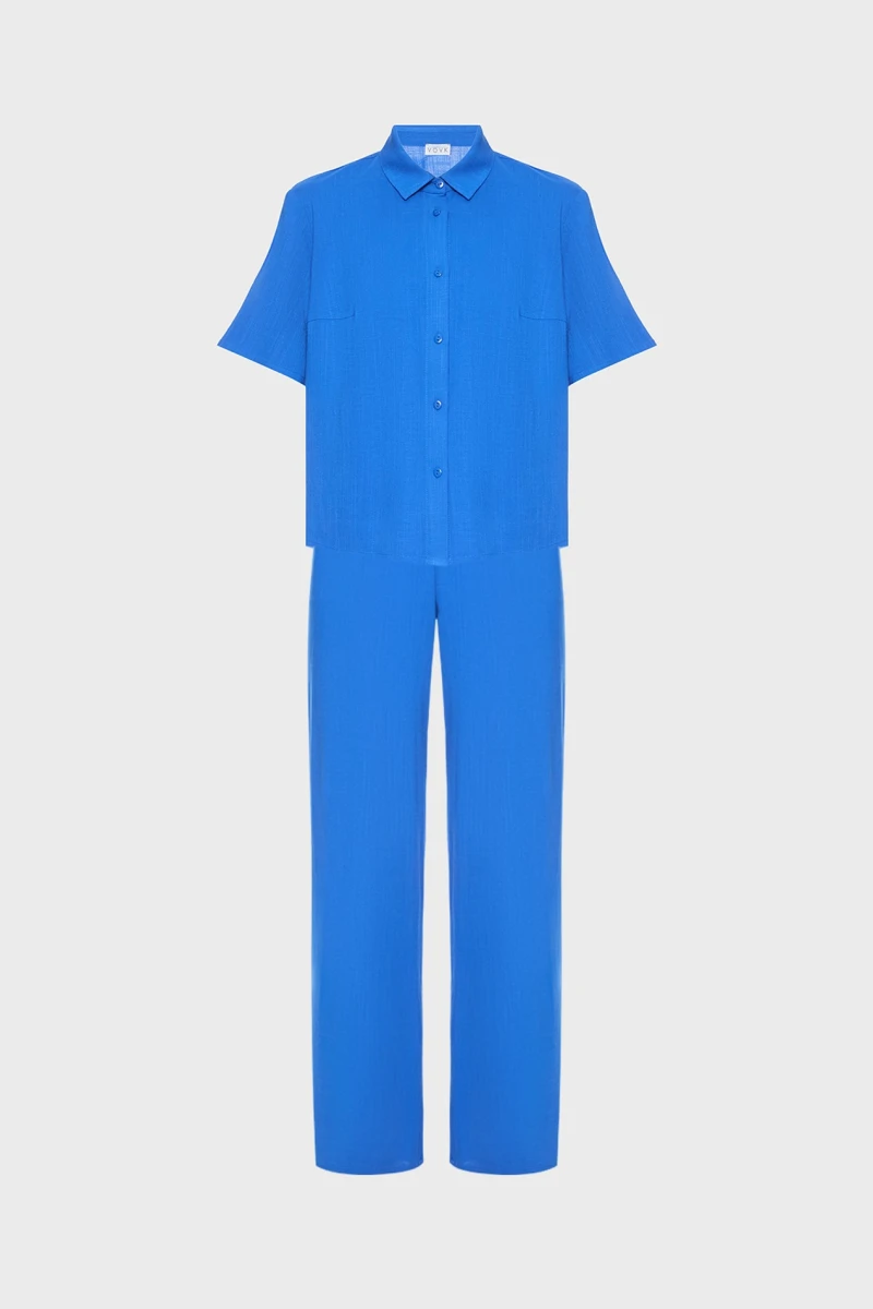 Electric blue suit with short-sleeved shirt and pants made of staple linen