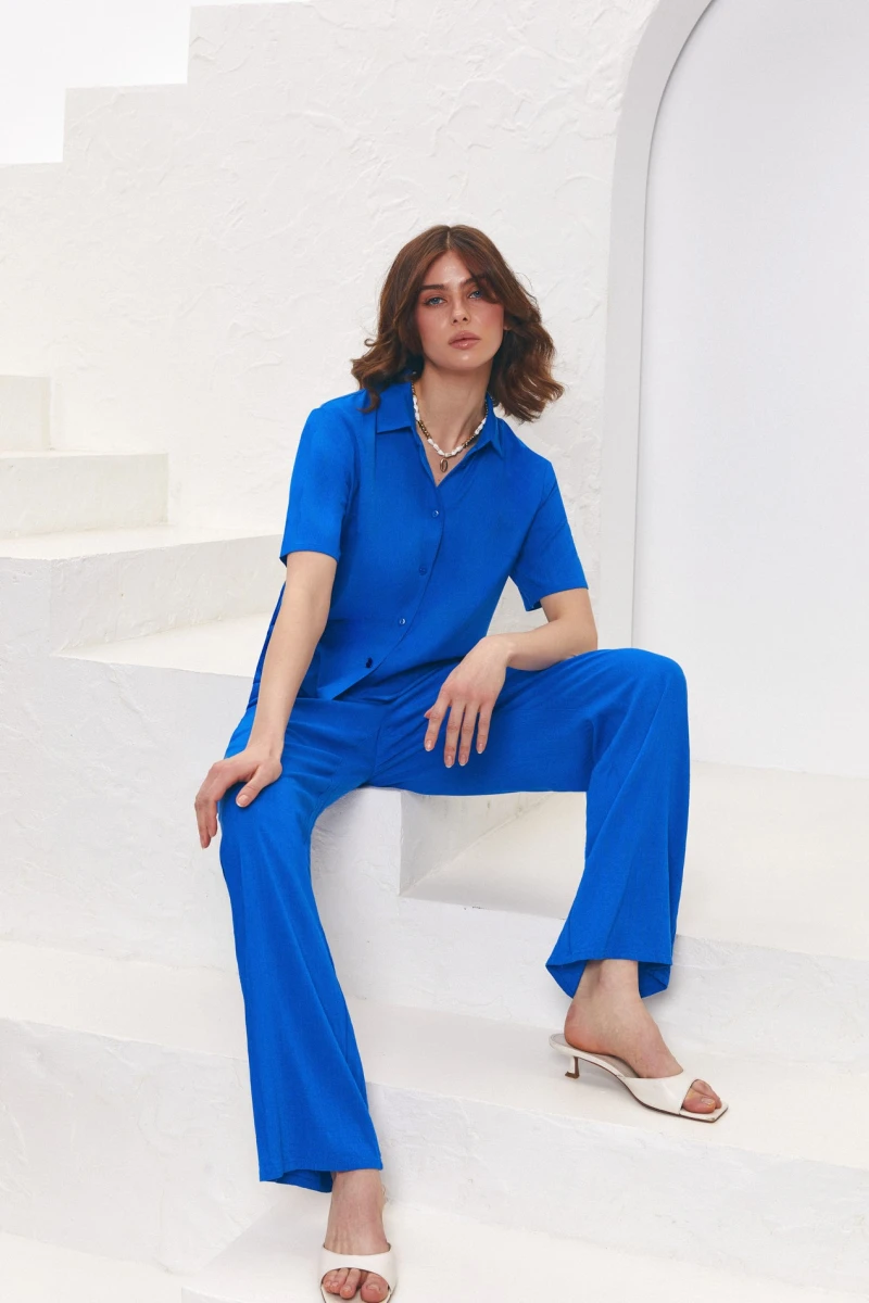 Electric blue suit with short-sleeved shirt and pants made of staple linen