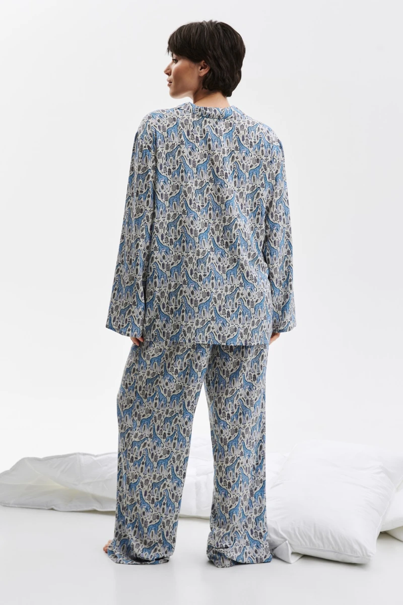 Set for home staple shirt and pants staple print giraffes on light gray  